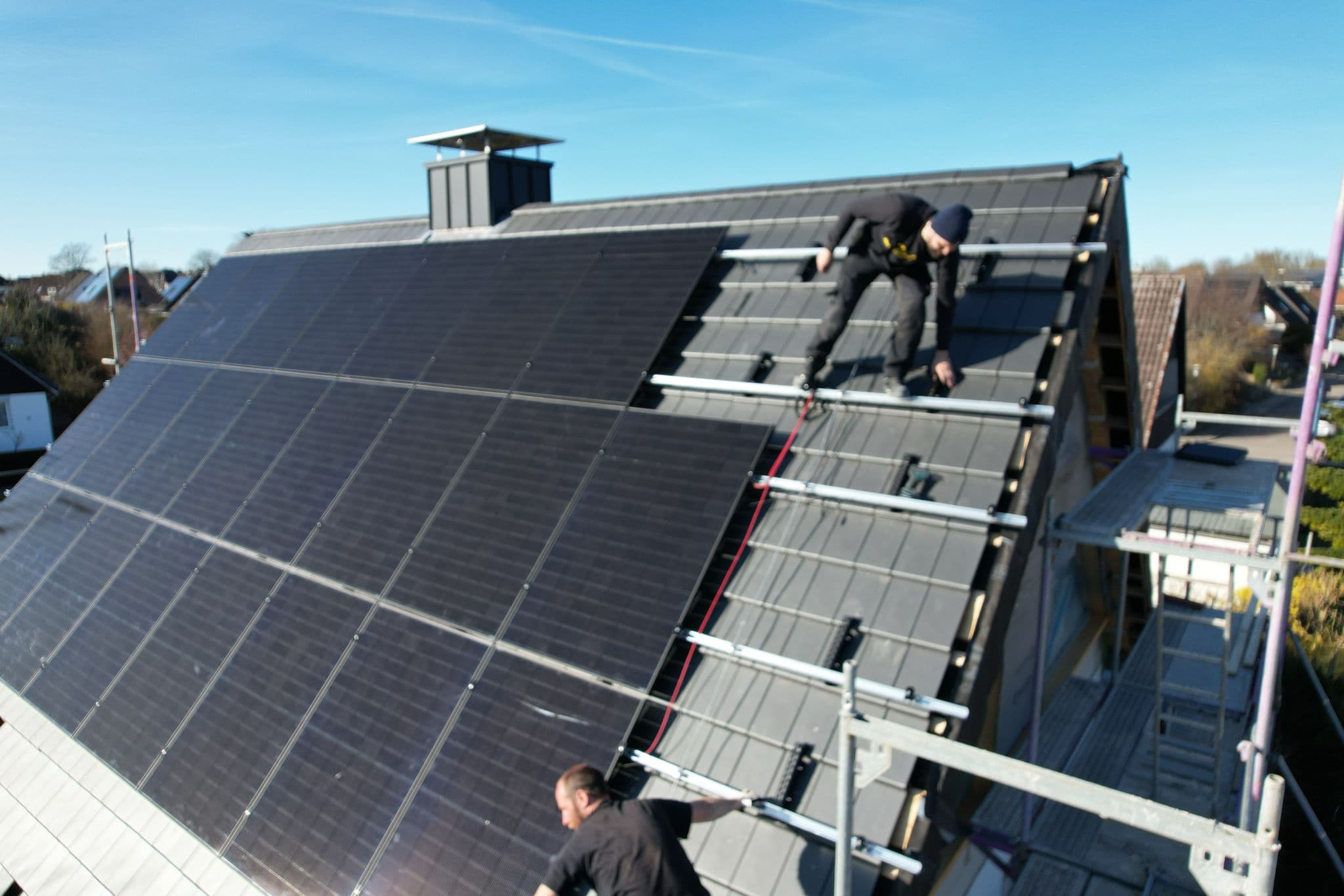 Komplettinstallation einer Photovoltaik-Anlage auf einem Dach in Schleswig-Holstein