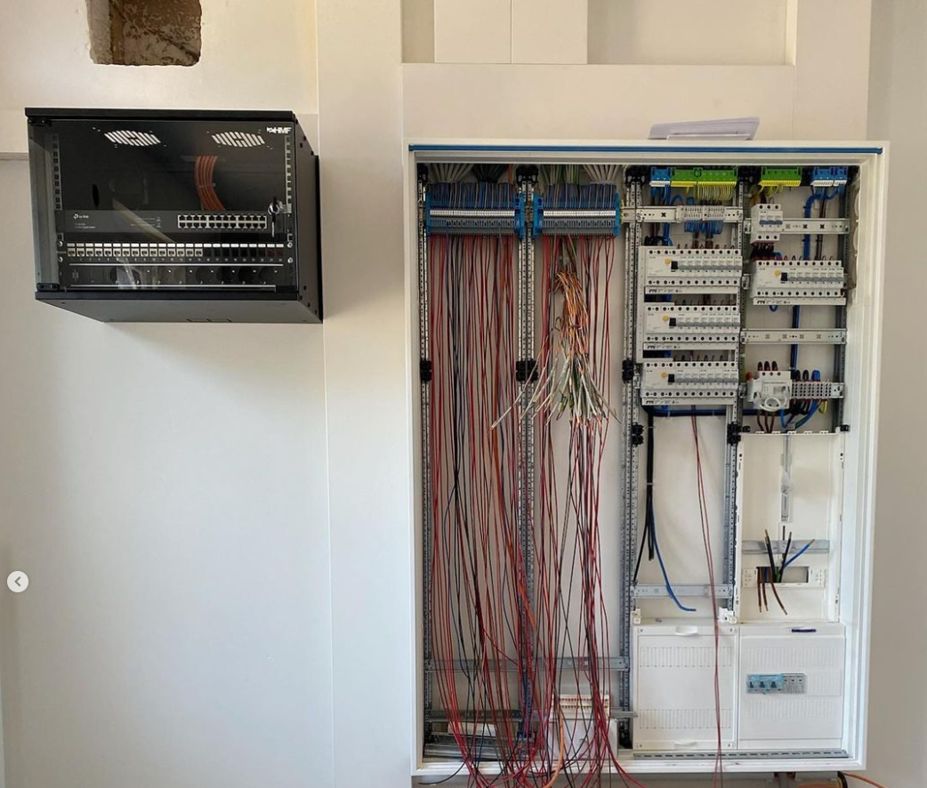 Elektroinstallation, Smart Home-Integration und Photovoltaikanlage