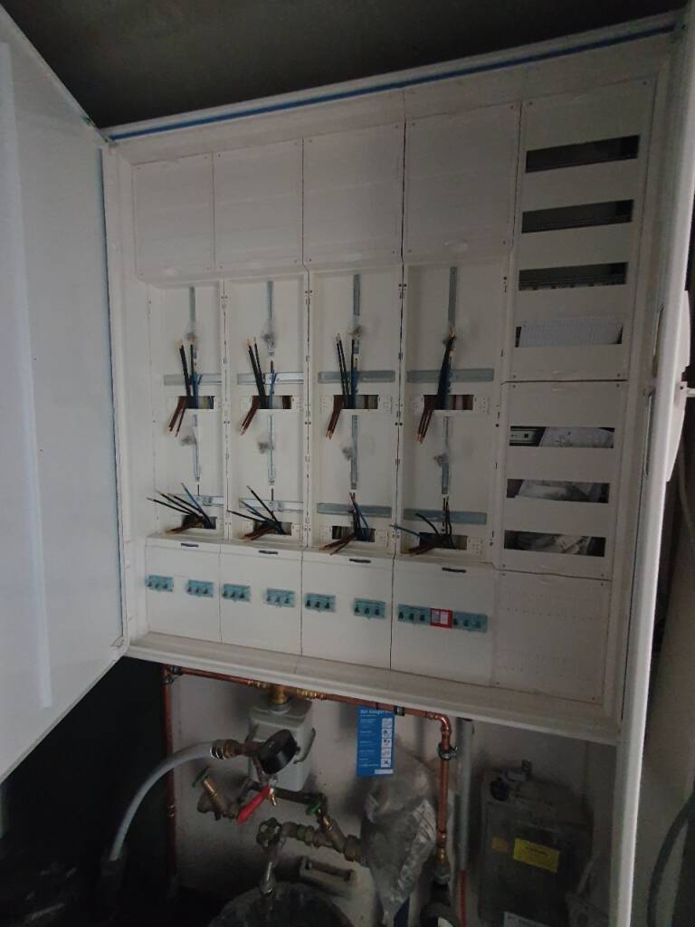 Gesamte Elektroinstallation in einem Mehrfamilienhaus in Rellingen